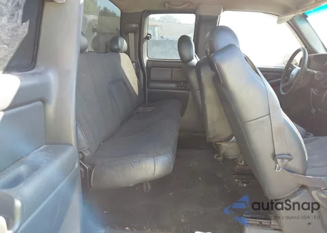 2002 Chevrolet Silverado 1500 z USA, uszkodzony, nr VIN 2GCEC19T721135385